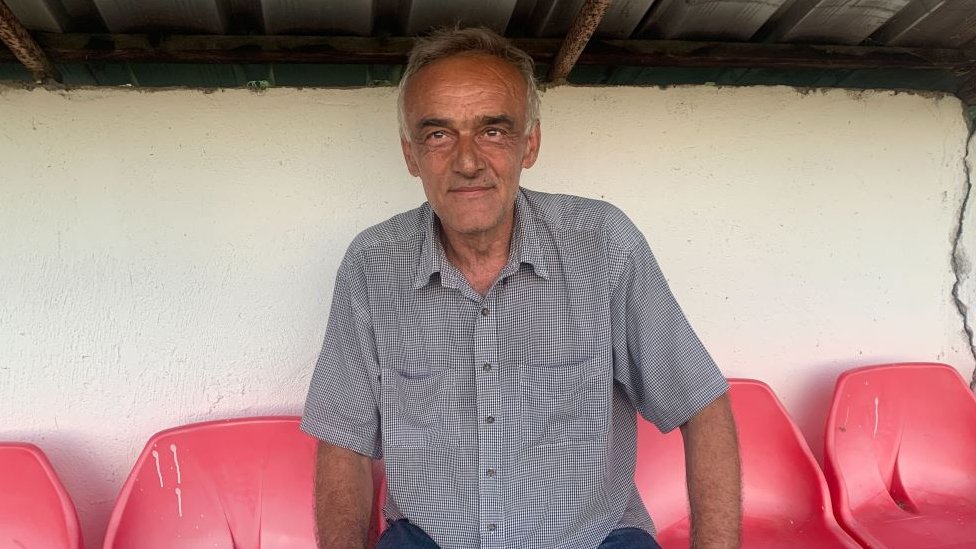 Rio Tinto u Srbiji: Meštani nekada rudarske Bresnice protiv kopanja litijuma 6 Dragoslav Novaković u sivoj košulji sedi na klupi i gleda u kameru