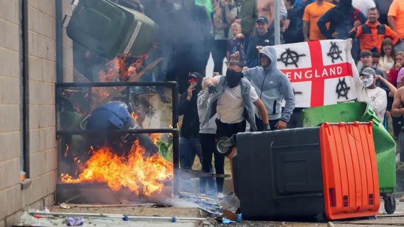 Kako je zločin doveo do nereda: Šta se dešava u Velikoj Britaniji 1 velika britanija, neredi u britaniji, nasilje u britaniji