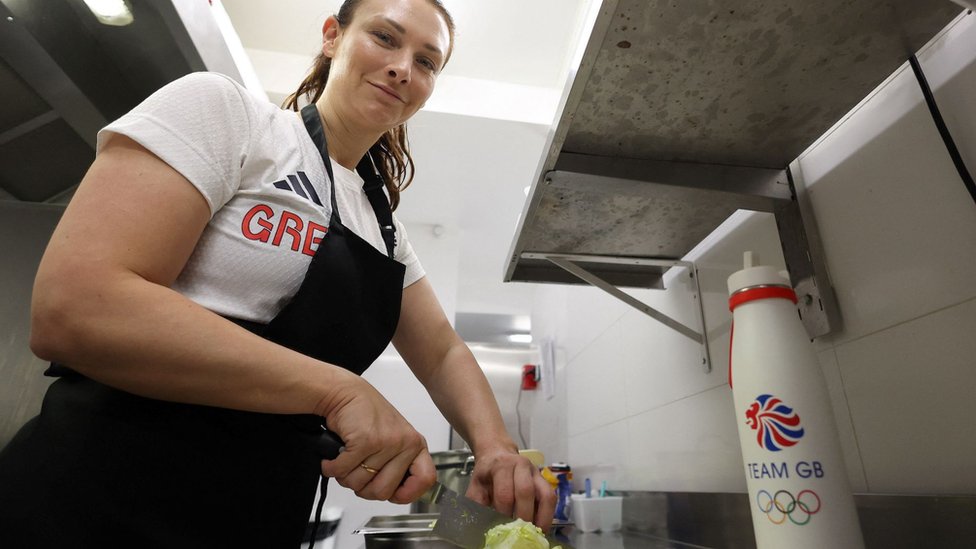 Olimpijske igre u Parizu 2024: Šta se dešava iza kulisa 3 Brajoni Džonson seče povrće u kuhinji