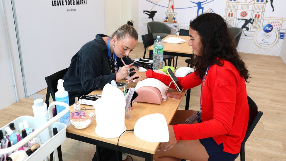 Olimpijske igre u Parizu 2024: Šta se dešava iza kulisa 6 Jedna od sportistkinja sa Olimpjskih igara na manikiru u Olimpijskom selu