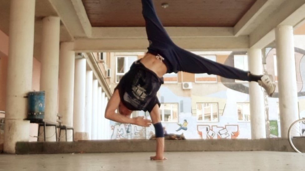 Olimpijske igre u Parizu 2024: Brejking, preko filmova, video kaseta i spotova, do balkanskih ulica 4 Aleksandar Micić na pločniku u srednjoškolskom centru u Zaječaru