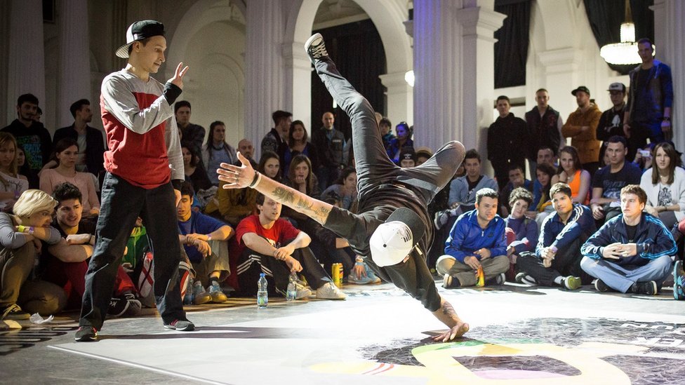 Olimpijske igre u Parizu 2024: Brejking, preko filmova, video kaseta i spotova, do balkanskih ulica 5 Red Bul brejking takmičenje u beogradskom Studentskom kulturnom centru (SKC) 2014.