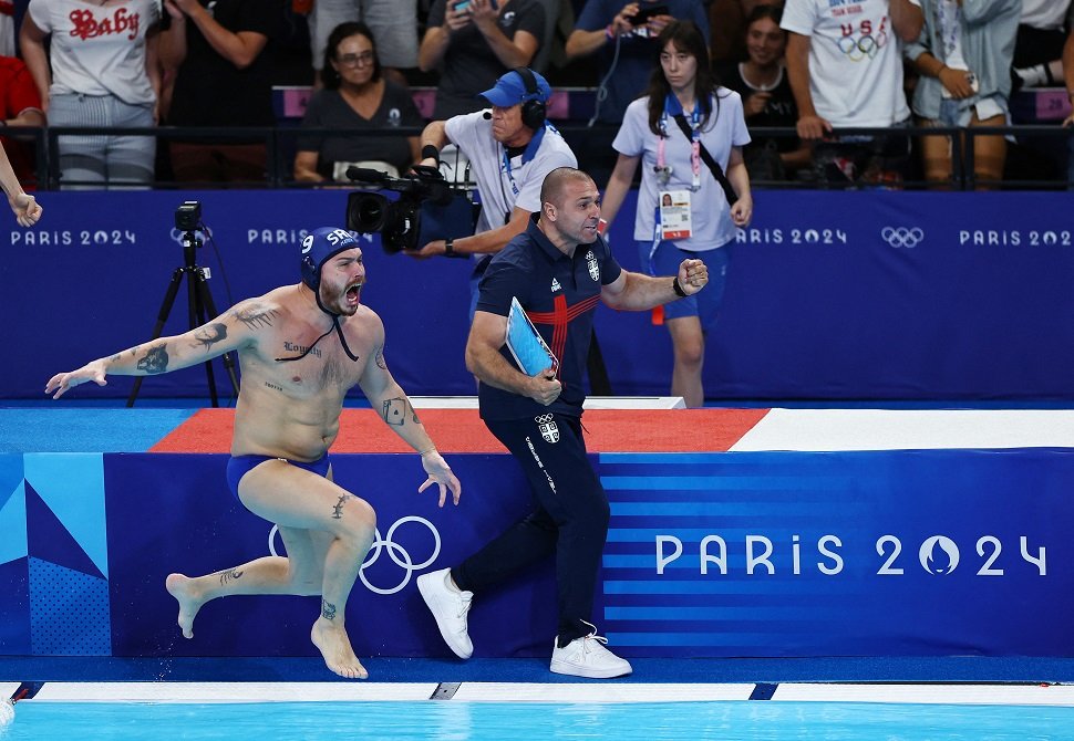 Olimpijske igre u Parizu 2024: Srpski vaterpolisti na korak od medalje, u dramatičnom finišu pobedili Grke 7 Nemanja Vico i asistent trenera Darko Bilić slave gol za pobedu Srbije 12:11