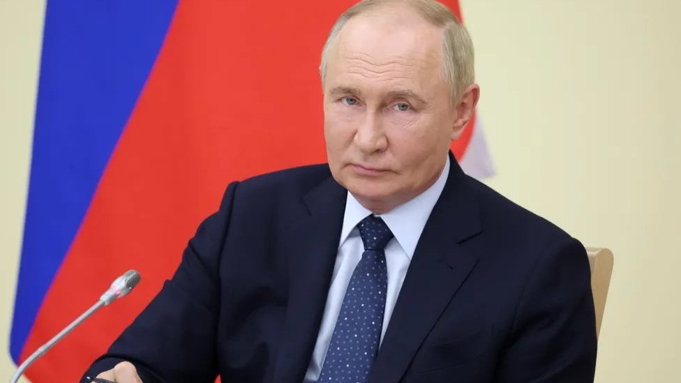 Rusija i Ukrajina: Upad u Kursk pokazuje da se rat ne odvija po planu Moskve 1 Vladimir Putin sedi u plavom odelu i gleda u kameru