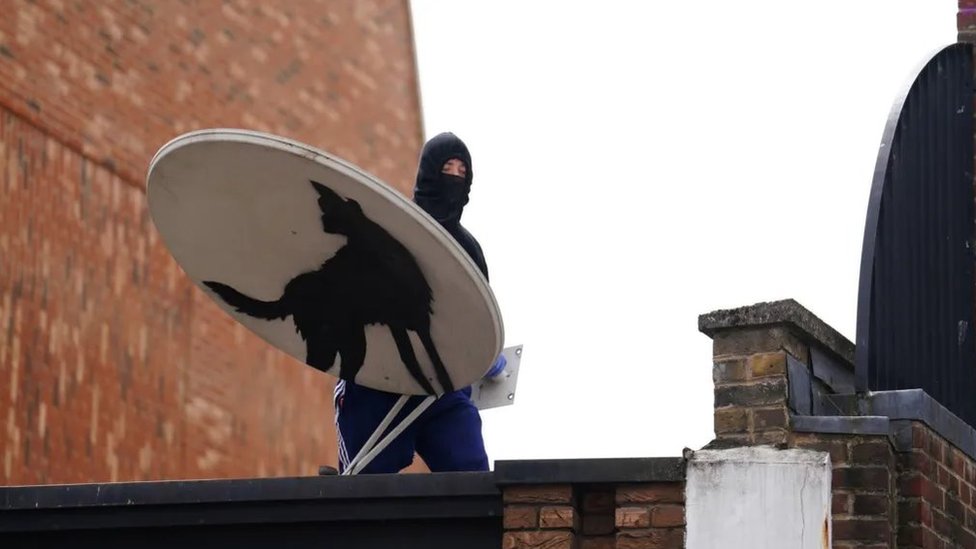 Velika Britanija i umetnost: Ukraden Benksijev vuk koji zavija 1 Muškarac sa fantomkom odnosi Benksijevo delo