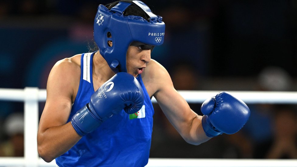Olimpijske igre u Parizu 2024: Šta nauka kaže o raspravi oko pola dve bokserke 1 Bokserka Iman Helif o plavom sportskom dresu u ringu