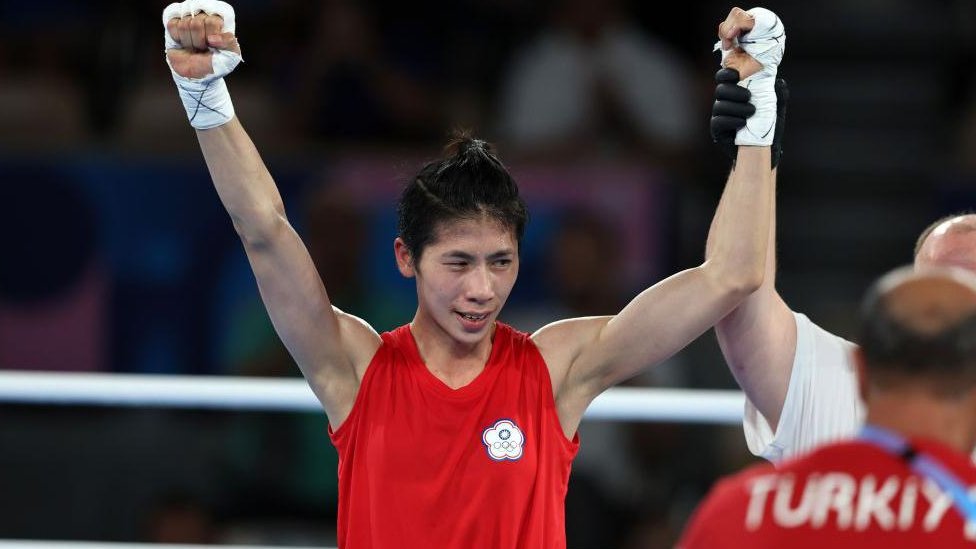 Olimpijske igre u Parizu 2024: Šta nauka kaže o raspravi oko pola dve bokserke 2 Lin Ju Ting u ringu u crvenom dresu sa podignutim rukama u vazduhu nakon pobede