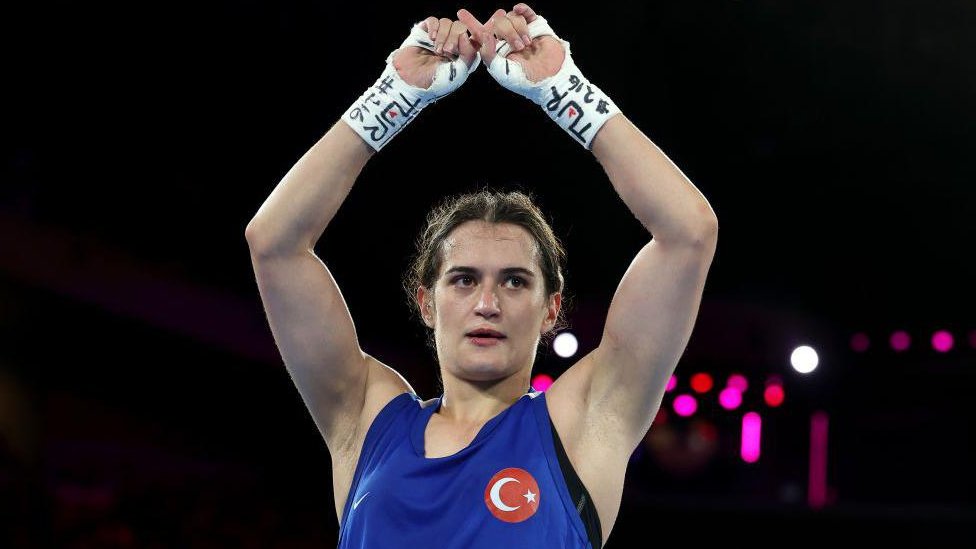 Olimpijske igre u Parizu 2024: Šta nauka kaže o raspravi oko pola dve bokserke 4 Turska bokserka Esra Jildiz Kahraman gestikulira Iks sa dva prsta