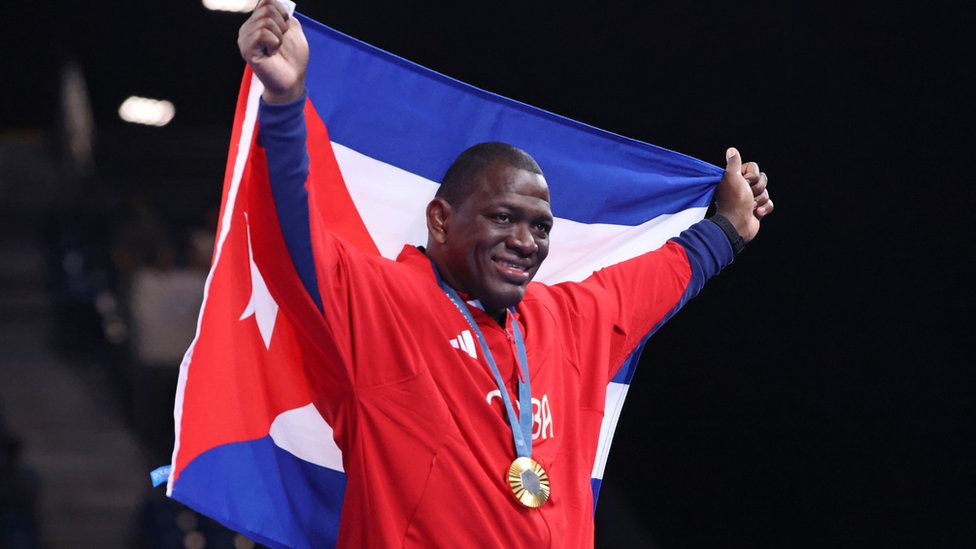 Junaci Olimpijskih igara u Parizu: Bajls, Đoković, Angelina i kit 16 Mijain Lopez na pobedničkom postolju sa zlatnom medaljom i kubanskom zastavom