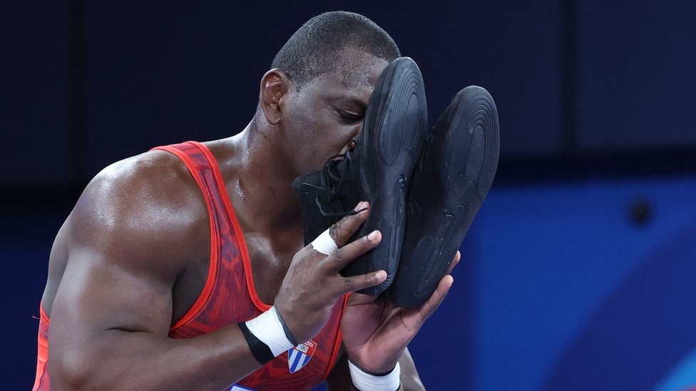 Junaci Olimpijskih igara u Parizu: Bajls, Đoković, Angelina i kit 17 Mijain Lopez ostavlja patike na strunjači