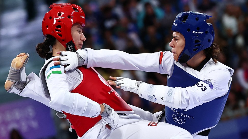 Olimpijske igre u Parizu 2024: Tekvondistkinja Aleksandra Perišić još u igri za medalju, kajakaši bez odličja, vaterpolisti u pohodu na finale 1 Aleksandra Perišić (desno) u borbi protiv Uzbekistanke Ozode Sobirjonove