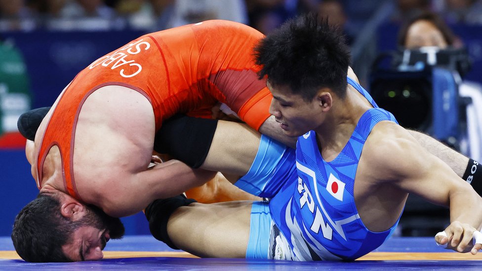 Olimpijske igre u Parizu 2024: Tekvondistkinja Aleksandra Perišić još u igri za medalju, kajakaši bez odličja, vaterpolisti u pohodu na finale 4 Hetik Cabolov (desno) u duelu protiv Japanca Daičija Takatanija