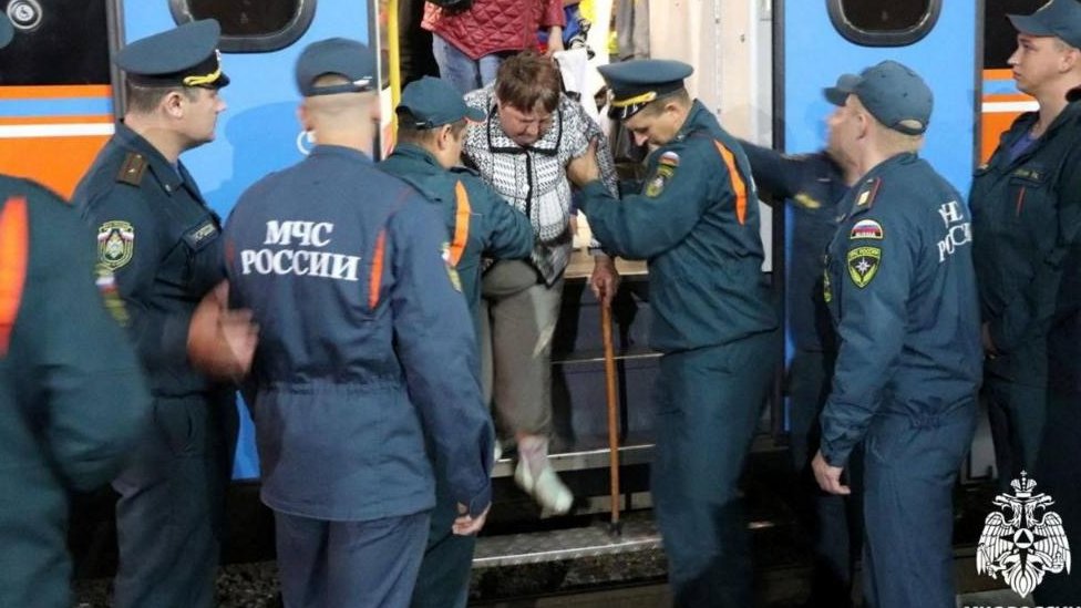 Rusija i Ukrajina: Više od 120.000 ljudi evakuisano iz Kurske oblasti, Putin uveren da će neprijatelj biti savladan 9 Starija žena izlazi iz voza tokom evakuacije iz Kurske oblasti u Orjol