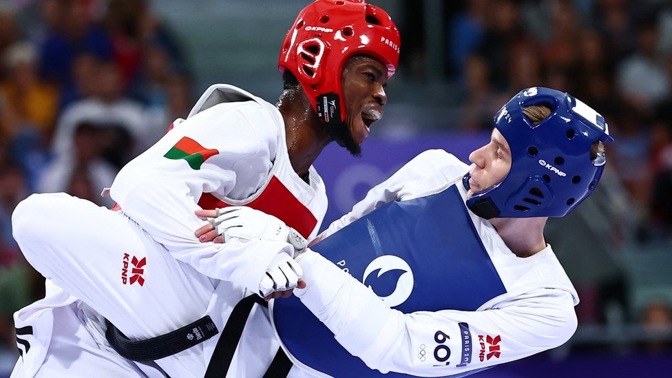 Olimpijske igre u Parizu 2024: Tekvondistkinja Aleksandra Perišić još u igri za medalju, kajakaši bez odličja, vaterpolisti u pohodu na finale 2 Stefan Takov (desno) u borbi protiv Faisala Savadogoa iz Burkine Faso