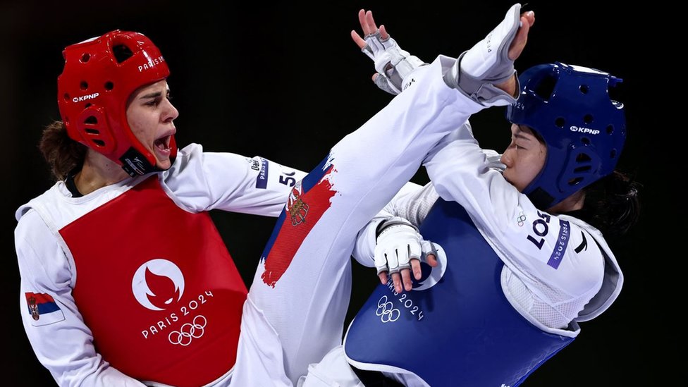 Olimpijske igre u Parizu 2024: Četvrta medalja za Srbiju, tekvondistkinja Aleksandra Perišić ubedljivo do finala 1 Aleksandra Perišić (levo) u polufinalnoj borbi
