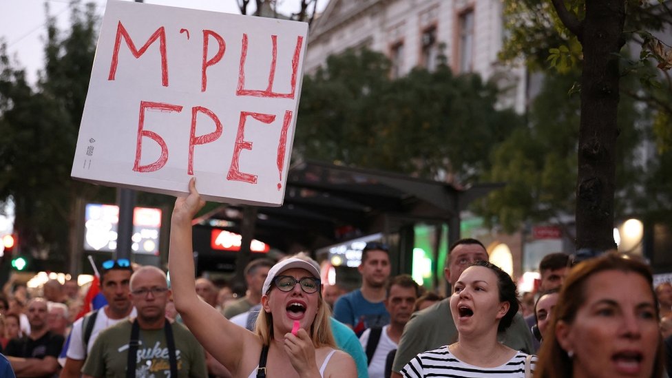 Buna protiv rudnika litijuma u Srbiji: Zatvor za nekoliko demonstranata, Vučić kaže da će biti 'najgori policajac za Rio Tinto' 5 Devojka u beloj majici nosi transparent na kom piše Mrš bre