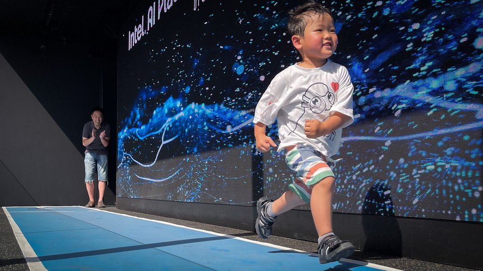 Pariz 2024.: Veštačka inteligencija pokušava da otkrije ko su budući učesnici Olimpijskih igara 1 Dečak trči uz veliki ekran