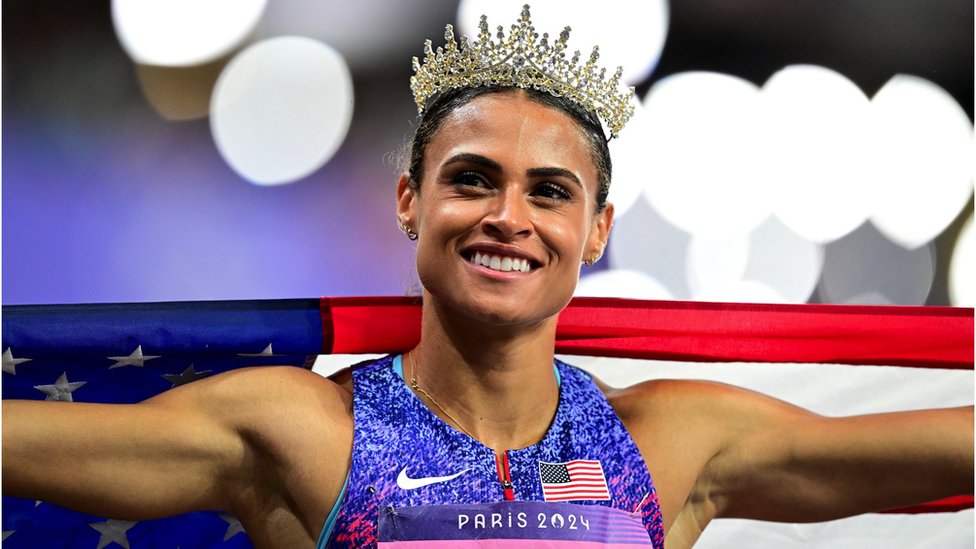 Junaci Olimpijskih igara u Parizu: Bajls, Đoković, Angelina i kit 10 Kruna i osmeh na licu Sidni Meklafin-Levron posle obaranja svetskog rekorda