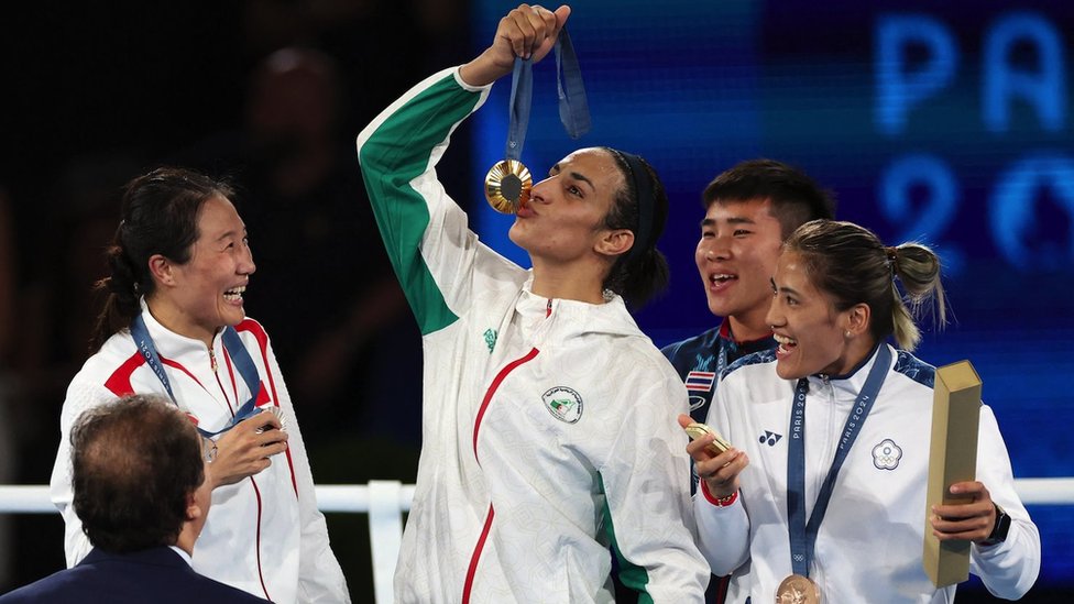 Junaci Olimpijskih igara u Parizu: Bajls, Đoković, Angelina i kit 12 Alžirska bokserka Iman Helif ljubi zlatnu olimpijsku medalju