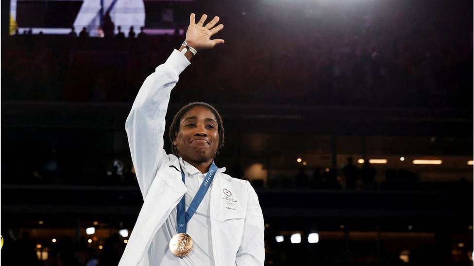 Junaci Olimpijskih igara u Parizu: Bajls, Đoković, Angelina i kit 14 Sindi Ngamba je nosila i zastavu Olimpijskog tima izbeglica na otvaranju Igara u Parizu 2024.