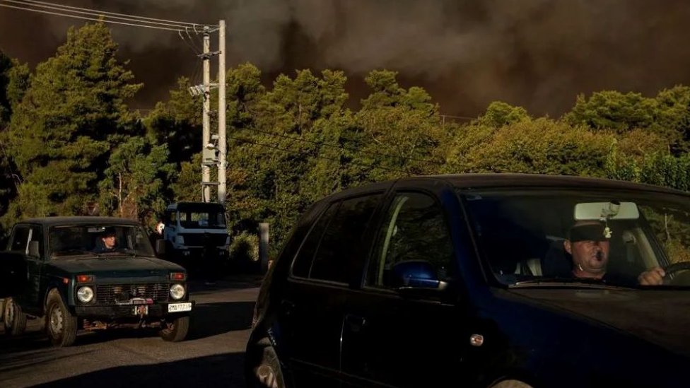 Požari u Grčkoj: Nastavlja se evakuacija stanovnika, „boli, tužni smo i besni" 14 Kolona stanovnika koji se evakuišu