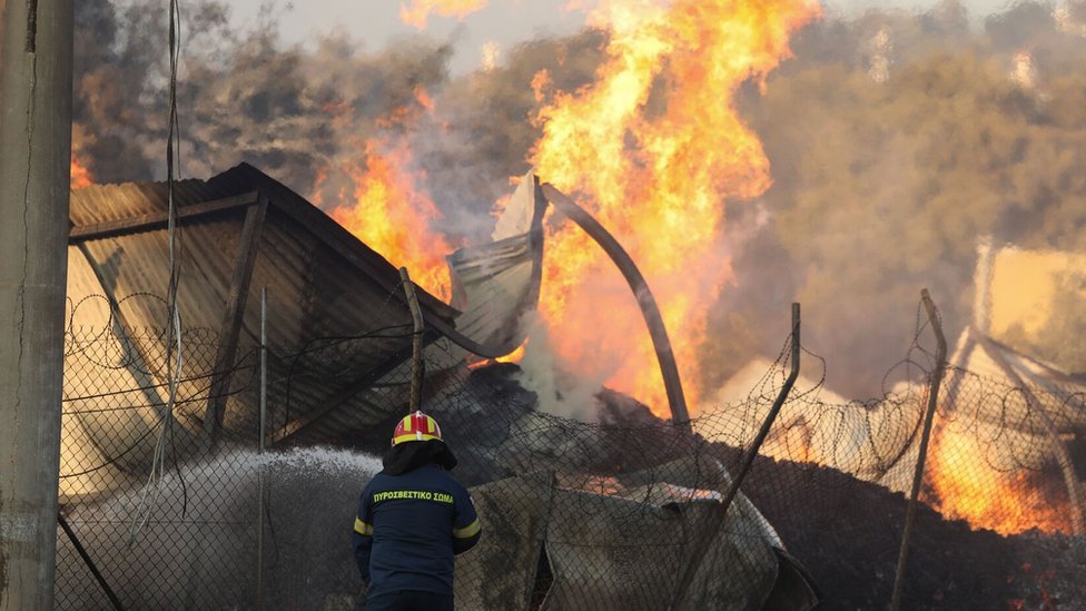 Požari u Grčkoj: Nastavlja se evakuacija stanovnika, „boli, tužni smo i besni" 1 grčka, požari u grčkoj, šumski požari, požar kod atine