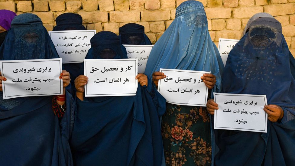 Ženska prava: Obrazovane Avganistanke „sanjaju neostvarene snove“ 4 Avganistanske žene u burkama drže plakate dok protestuju zbog prava na obrazovanje, u Mazar-i-Šarifu, avgust 2023.