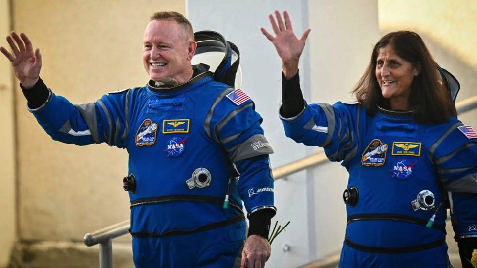 Svemirska istraživanja: NASA ponovo odložila povratak astronauta zaglavljenih u svemiru 1 Sunita Vilijams i Buč Vilmor mašu rukama