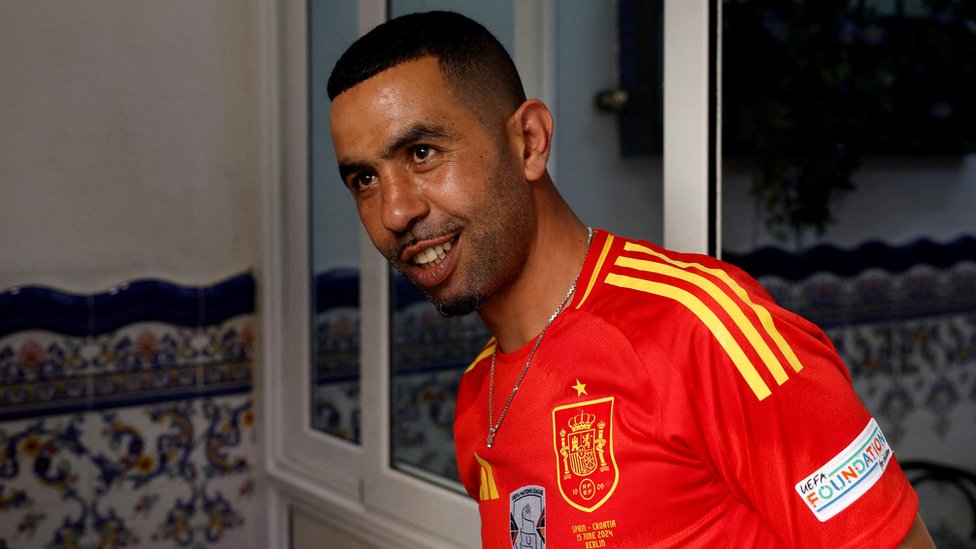 Izboden otac španskog fudbalera Lamina Jamala 1 Munir Nasraui u crvenom dresu gleda u stranu