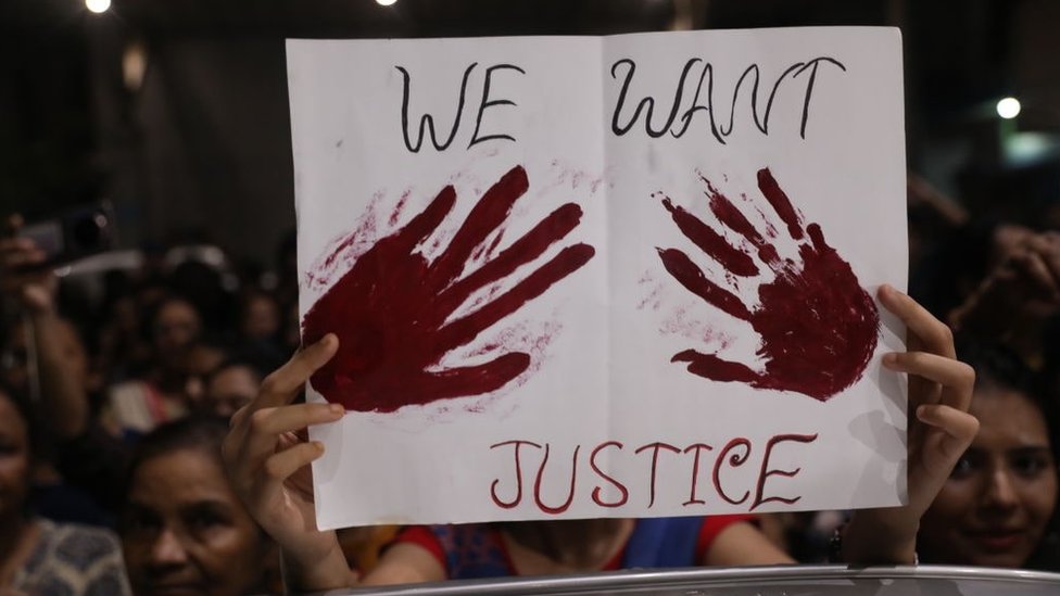 „Ne osećam se bezbedno“: Muke radnica u indijskim bolnicama nakon silovanja i ubistva stažistkinje 1 Zdravstveni radnici su izašli na ulice nakon što je stažistkinja medicine ubijena u bolnici u Kolkati