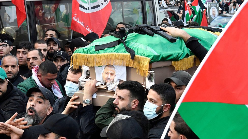 Izrael i Iran: Od rata preko saveznika do mogućeg regionalnog sukoba na Bliskom istoku 3 Ljudi nose kovčeg zamenika vođe Hamasa Saleha al-Arurija