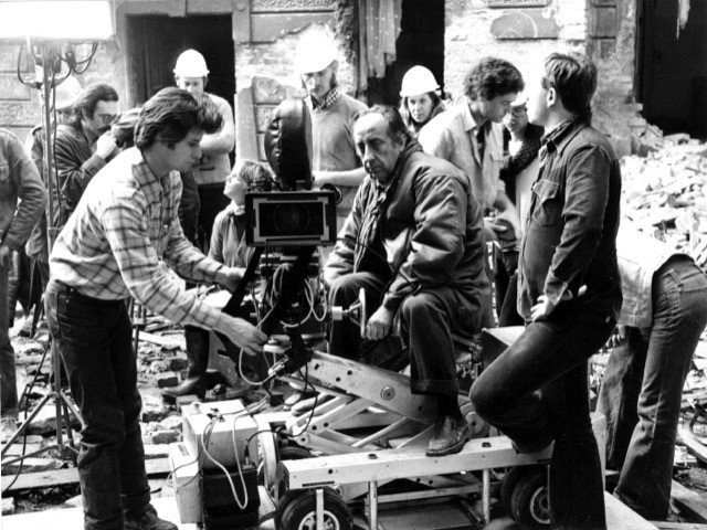 Film: Aleksandar Saša Petrović, od veličanstvenog reditelja do nepodobnog stvaraoca 4 Aleksandar Saša Petrović na snimanju filma „Grupni portret sa damom"