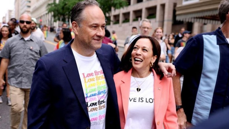 Izbori u Americi 2024: „Mešovita“ porodica koja stoji iza Kamale Haris 1 Dag Emhof i Kamala Haris