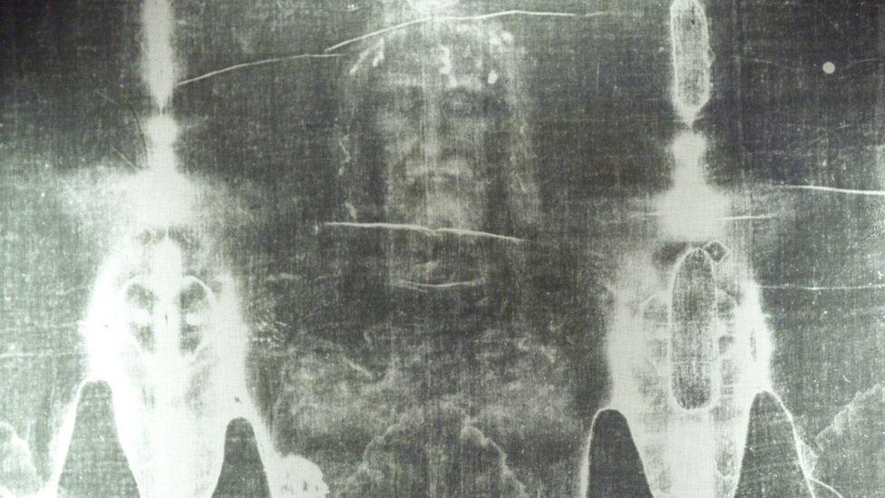 Šta je Torinski pokrov 1 Detalj sa Torinskog pokrova, koji prikazuje glavu bradatog čoveka