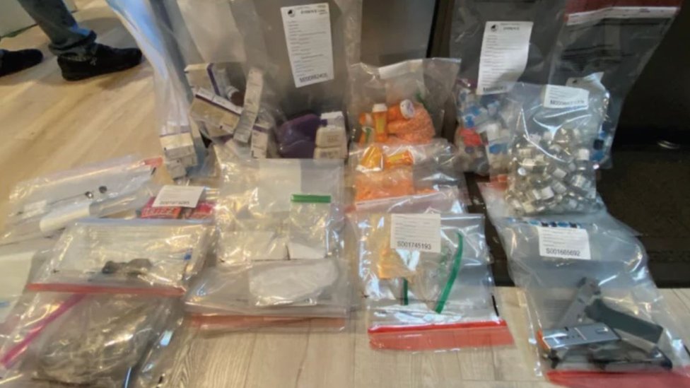 Smrt Metjua Perija otkriva ketaminski „divlji zapad“ u Holivudu 2 Fotografija koju su snimile vlasti prikazuje razne droge u plastičnim kesama, zajedno sa pištoljem, za koje kažu da su ih pronašli u kući Džasvin Sange