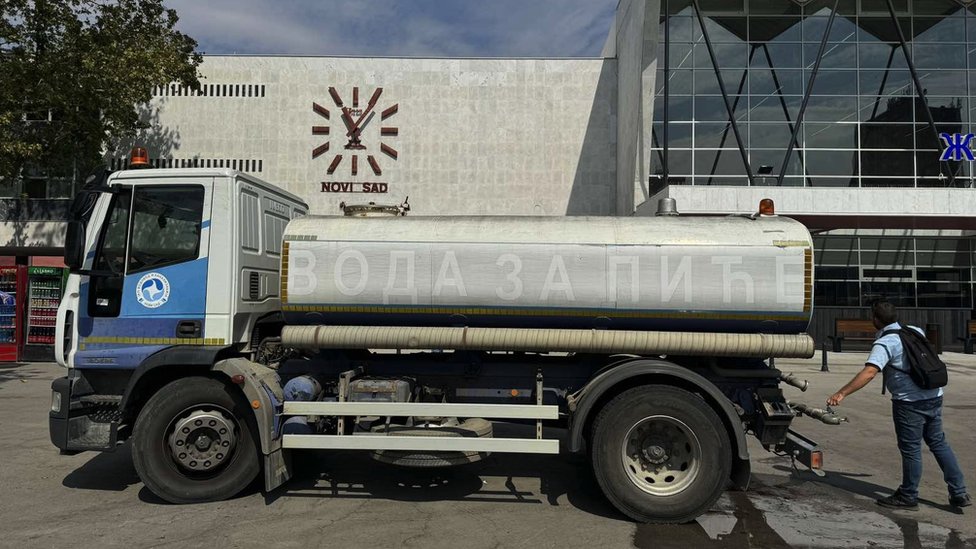Šta valjkasti crvi rade u vodovodnim cevima Novog Sada 1 Cisterna sa vodom za piće ispred železničke stanice u Novom Sadu
