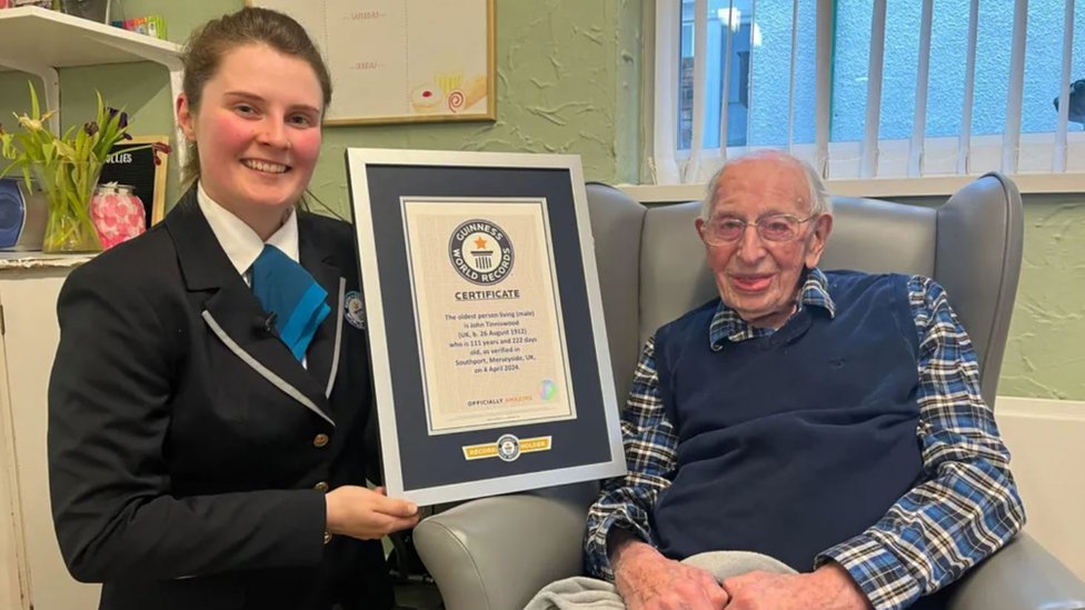 „Nema posebne tajne dugog života": Srećan 112. rođendan najstarijem muškarcu na svetu 3 Džon Tinisvud sa potvrdom da je najstariji muškarac na planeti