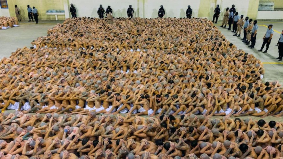 El Salvador: Zatočen u jednom od najgorih zatvora na svetu uprkos oslobađajućim presudama 4 Vlada Salvadora objavljuje fotografije, poput ove iz 2023. godine, da prmoviše borbu protiv bandi