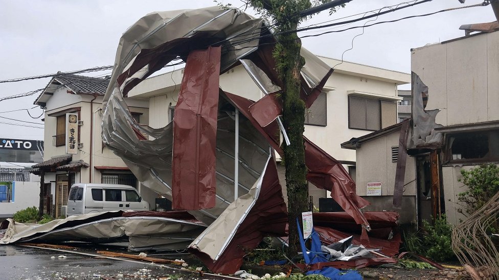 Tajfun pogodio Japan, nastradalo četvoro ljudi 2 Deo krova koji je pao na električne kablove u Mijazakiju