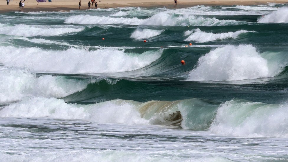 Tajfun pogodio Japan, nastradalo četvoro ljudi 6 Tajfun je podigao talase i na obalama Južne Koreje