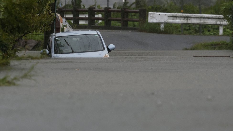 Tajfun pogodio Japan, nastradalo šestoro ljudi 6 Automobil poplavljen na cesti