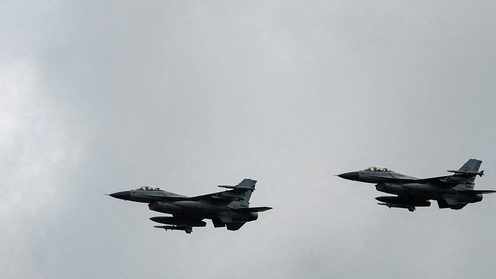 Ukrajinski avion F-16 uništen u ruskom napadu, 1 Ukrajinski borbeni avioni F-16 tokom obeležavanja Dana ukrajinskih vojnih snaga