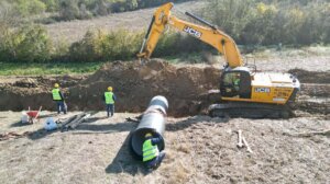 Dok država tvrdi kako kontinuirano sprovodi radove na vodovodnoj mreži, kroz dotrajale sisteme u Srbiji “nestane” između 50 i 80 odsto vode, dok je ona koja stigne do korisnika upitnog kvaliteta. Decenije nečinjenja dovele su do toga da bi, prema zvaničnim navodima ministra u Vladi Srbije Darka Glišića, kompletna zamena vodovodne infrastrukture koštala čak 600 milijardi dinara.