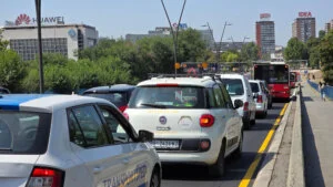 Auto moto savez Srbije (AMSS) je saopštio da se za vikend očekuje pojačan saobraćaj na putevima ka izletištima i vikend naseljima.