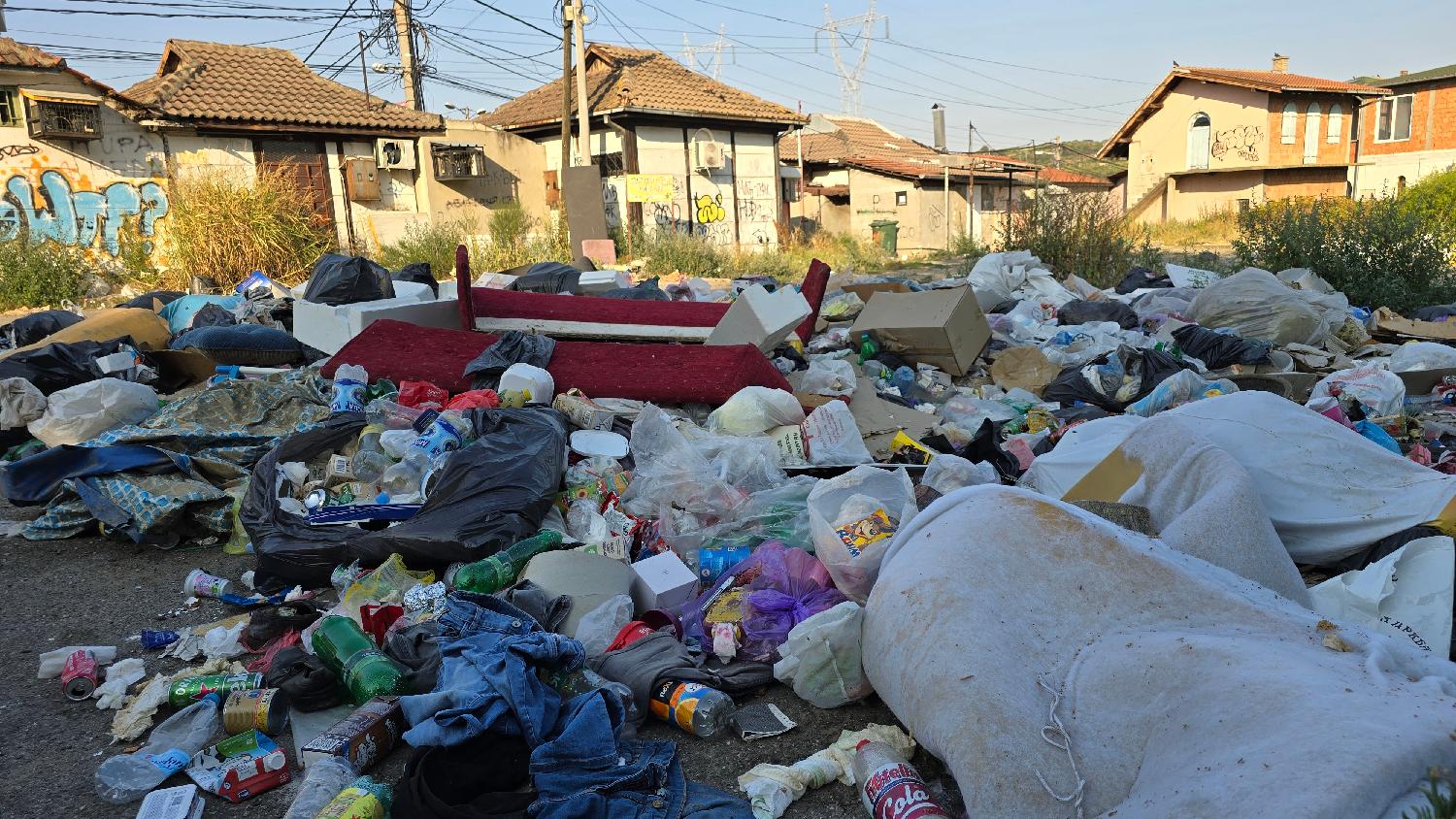 (FOTO) Flaše, automobilske gume i uginule životinje: Pored Zdravstvene stanice "Leštane i Vinča" nalazi se divlja deponija 5