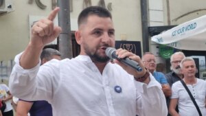 Sud u Smederevu odbacio je predlog tužilaštva za određivanje pritvora koordinatoru Pokreta Tvrđava Nikoli Kolji Krstiću, uhapšenom 16. oktobra tokom protestnog skupa, kojeg tužilaštvo sumnjiči za krivična dela "izazivanje opšte opasnosti" i "nasilničko ponašanje", za koja je zaprećena maksimalna kazna osam godina zatvora.