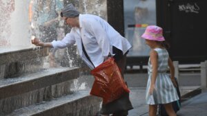 Smanjite unos kafe, izbegavajte kuvanje hrane... Batut objavio preporuke za zaštitu usled visokih temperatura 9 Smanjite unos kafe, izbegavajte kuvanje hrane... Batut objavio preporuke za zaštitu usled visokih temperatura 7