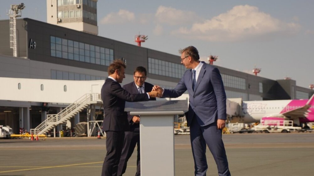 Predsednici Makron i Vučić svečano obeležili završetak radova na modernizaciji beogradskog aerodroma Nikola Tesla 1 Predsednici Makron i Vučić svečano obeležili završetak radova na modernizaciji beogradskog aerodroma Nikola Tesla 1