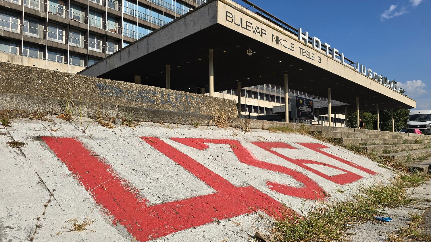 "Urbanistički plan pripada narodu, a ne Milenijum grupi!": Protest građana zbog rušenja hotela Jugoslavija (FOTO) 3 "Urbanistički plan pripada narodu, a ne Milenijum grupi!": Protest građana zbog rušenja hotela Jugoslavija (FOTO) 3