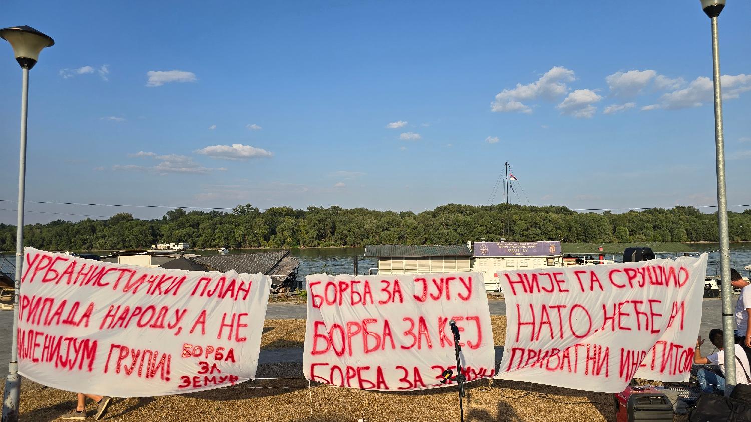 "Urbanistički plan pripada narodu, a ne Milenijum grupi!": Protest građana zbog rušenja hotela Jugoslavija (FOTO) 7 "Urbanistički plan pripada narodu, a ne Milenijum grupi!": Protest građana zbog rušenja hotela Jugoslavija (FOTO) 7